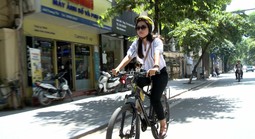 Nữ giảng viên Hà Nội 13 năm đạp xe đi làm, 'bình thản' trước giá xăng tăng