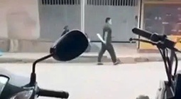 Bất ngờ lao vào chém trọng thương người uống cà phê rồi cầm dao "đi dạo" trên đường