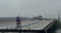 Cầu ở Huế đã thông xe, nhà thầu vẫn chưa lắp lan can như cam kết