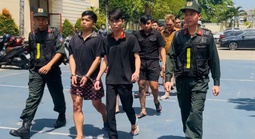 Công an TPHCM bắt 30 đối tượng sau khi kiểm tra một ô tô đang lưu thông