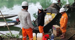 Công nhân điện lực vượt sông bảo đảm điện cho điểm bầu cử vùng sâu ở Quảng Trị