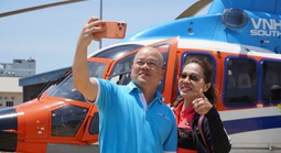 VIDEO: Du khách lần đầu tiên check-in trên tour du lịch bằng trực thăng ở TPHCM