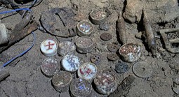 Tìm thấy hài cốt liệt sĩ trong hang đá, cùng tiền xu phát hành năm 1958