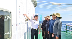 Vượt sóng đưa lá phiếu đến cử tri giữa trùng khơi