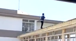 Người đàn ông rơi từ tầng cao bệnh viện sau cuộc điện thoại