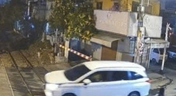 Cố tình băng qua barie đường sắt, tài xế ở TPHCM bị xử lý