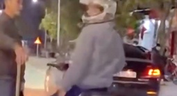 Giám đốc doanh nghiệp ngang nhiên dừng xe giữa đường, dùng gậy “tác động” vào chân người đi xe máy