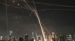 "Vòm Sắt" bất lực trước hỏa lực Iran, Hezbollah, Israel tính phương án mạnh tay?