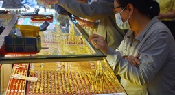 Giá vàng hôm nay 13-3: Vàng thế giới giảm sâu 112 USD