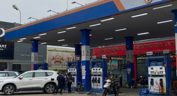 Cảnh tượng khác lạ tại cây xăng khi giá giảm sâu