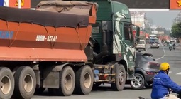 Xe bồn đẩy ô tô biển vàng ngay vòng xoay trên Quốc lộ 13