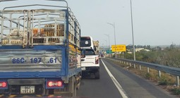 Xe xếp hàng dài vì lỗi kỹ thuật trạm thu phí trên cao tốc Phan Thiết – Dầu Giây