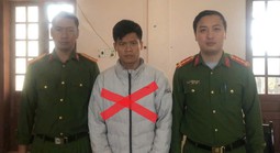 Người đàn ông kéo lê bạn gái trên đường bị khởi tố