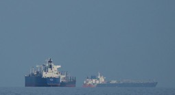 Mỹ có động thái lạ với dầu của Nga