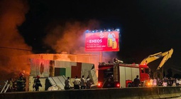 Hàng chục chiến sĩ cảnh sát khống chế đám cháy bãi phế liệu sát Quốc lộ 1