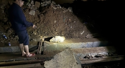 Đá lại rơi, đường sắt qua đèo Hải Vân tạm ách tắc