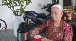 Ly cà phê của má