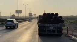 Nhiều người đỗ ô tô trái quy định trên đường cao tốc bị phạt nặng