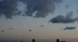 Iran ồ ạt nã tên lửa đạn đạo “siêu hạng nặng”, Mỹ và Israel hứng tổn thất