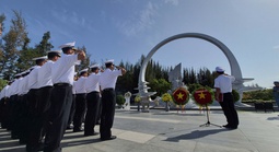 Hàng ngàn người dâng hương, hoa lên anh linh chiến sĩ Gạc Ma