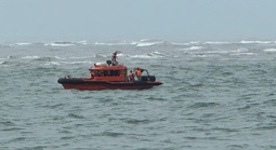 Sóng lớn đánh chìm thuyền ở cửa Gianh, một ngư dân mất tích