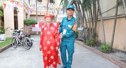 Xúc động nhà nghiên cứu Nguyễn Đình Tư 106 tuổi trong áo dài đỏ đi bầu cử