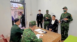 Bắt 1 người nước ngoài vận chuyển trái phép vàng vào Việt Nam