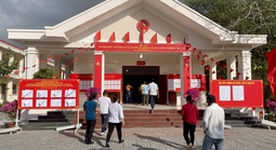 Cử tri Đặc khu Côn Đảo nô nức trong ngày hội bầu cử