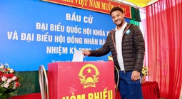 Cầu thủ Nguyễn Xuân Son lần đầu đi bầu cử