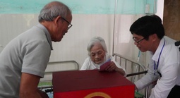 Cụ bà 116 tuổi ở Đà Nẵng tự tay bỏ phiếu bầu cử tại nhà