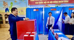 Hình ảnh Bí thư Tỉnh ủy Đồng Nai Vũ Hồng Văn dự khai mạc và bỏ phiếu bầu cử tại phường Trấn Biên