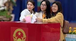 Hơn 2,7 triệu cử tri ở tỉnh có diện tích lớn nhất Việt Nam đi bỏ phiếu bầu cử