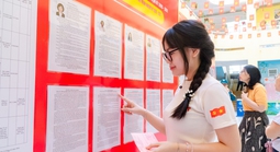 VIDEO: Cử tri trẻ háo hức khi đi bầu cử