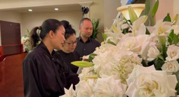 Ca sĩ Bích Phương khóc ngất trước linh cữu Kasim Hoàng Vũ 