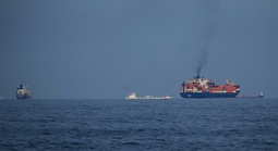 Ông Donald Trump tuyên bố bất ngờ về eo biển Hormuz