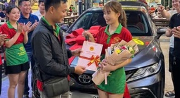 Nam nhân viên trúng độc đắc 18 tỉ đồng tiếp tục gây bất ngờ khi tặng ô tô cho em gái chủ quán