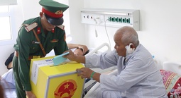 Thùng phiếu đến phòng bệnh, bệnh nhân xúc động thực hiện quyền công dân
