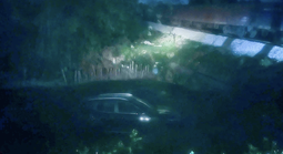 Băng qua đường sắt, xe ô tô bị tàu hỏa tông văng xuống mương nước