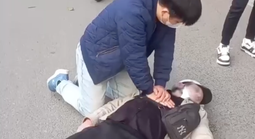 Bác sĩ ép tim cứu sống thanh niên ngừng tuần hoàn trên phố