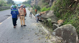Clip: Xử lý khối đá nặng hàng tấn nằm cheo leo phía trên đèo Bảo Lộc