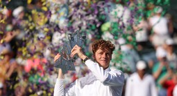 Thắng Medvedev, Sinner sở hữu đủ 6 danh hiệu ATP 1000 mặt sân cứng, sánh vai Djokovic, Federer