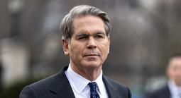 Bộ trưởng Mỹ nói Mỹ “cho phép” tàu dầu Iran qua eo biển Hormuz