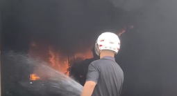 Cháy dữ dội xưởng sản xuất phao ở TPHCM