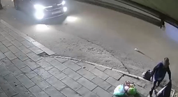 Tài xế ô tô tông bị thương người phụ nữ đứng trên vỉa hè rồi rời khỏi hiện trường