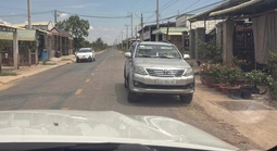 Bị người dân phản ánh trên VNeTraffic, lái xe 7 chỗ ở Tây Ninh hết đường chối