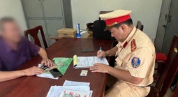 Từ clip người dân đăng tải, Công an Tây Ninh xử phạt tài xế xe tải chạy ngược chiều