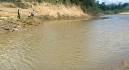 Không cứu được bạn đuối nước, nhóm học sinh quay về báo với thầy cô