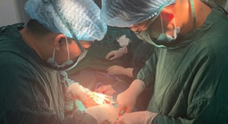 Cấp cứu thành công sản phụ bị u nang buồng trứng biến chứng xoắn hoại tử