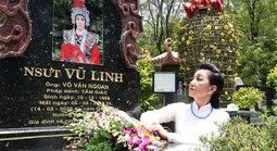 NSƯT Thanh Thanh Tâm viếng mộ Vũ Linh, thắp hương tri ân các tiền bối