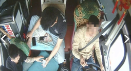 Tài xế cùng 2 phụ xe đánh bạc khi điều khiển xe khách phóng vun vút trên cao tốc